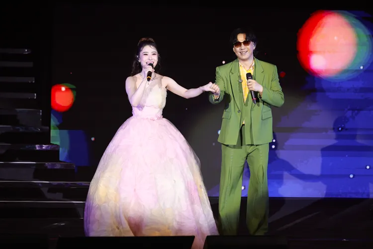 蕭煌奇牽著陳怡婷的手合唱。彭欣偉攝