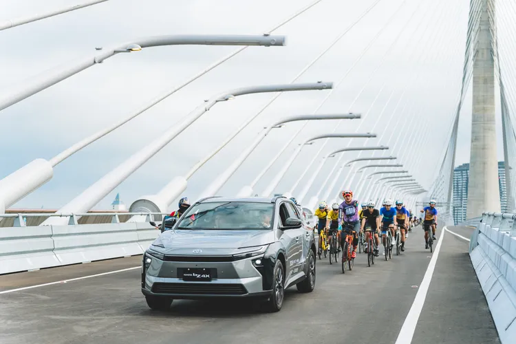 淡江大橋通車前首度開放，吸引大量跑者與車友登橋體驗。業者提供