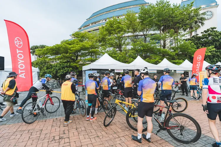 活動現場設置品牌體驗區與補給空間，提升參與者互動與休憩品質。業者提供