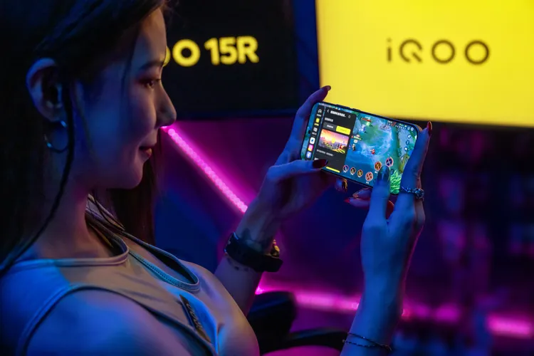 iQOO 15R採用6.59吋1.5K AMOLED螢幕，支援144Hz更新率與最高5000nits局部峰值亮度。iQOO提供