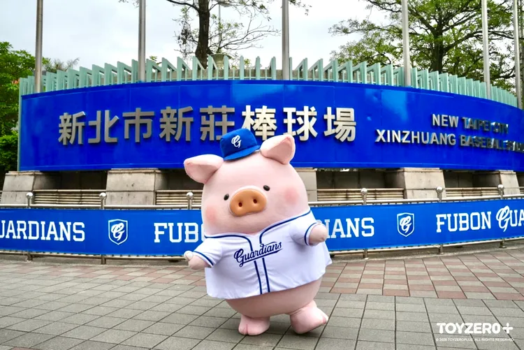 165公分高的罐頭豬LuLu人偶，今(4/18)擔任開球嘉賓，首度登上投手丘；4/19舉辦見面拍照會，與球迷近距離互動、擊掌合影。業者提供