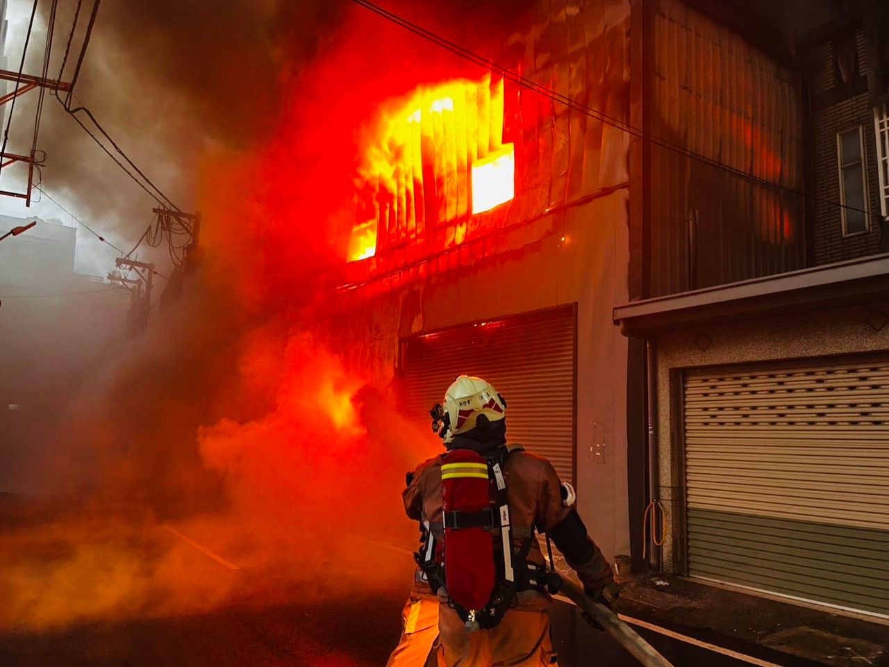 竹市塑膠工廠大火!現場濃煙蔽天 消防人員搶救中