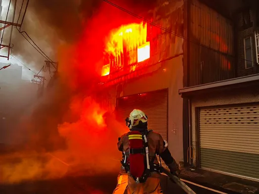 竹市塑膠工廠大火！現場濃煙蔽天　消防人員搶救中