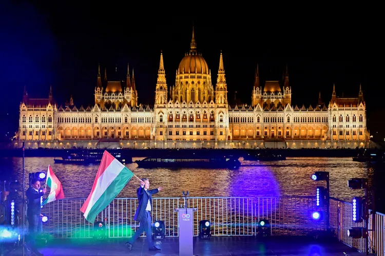 贏得大選的馬格雅（持匈牙利國旗者）承諾打擊貪腐，並且對最富人課稅。路透社