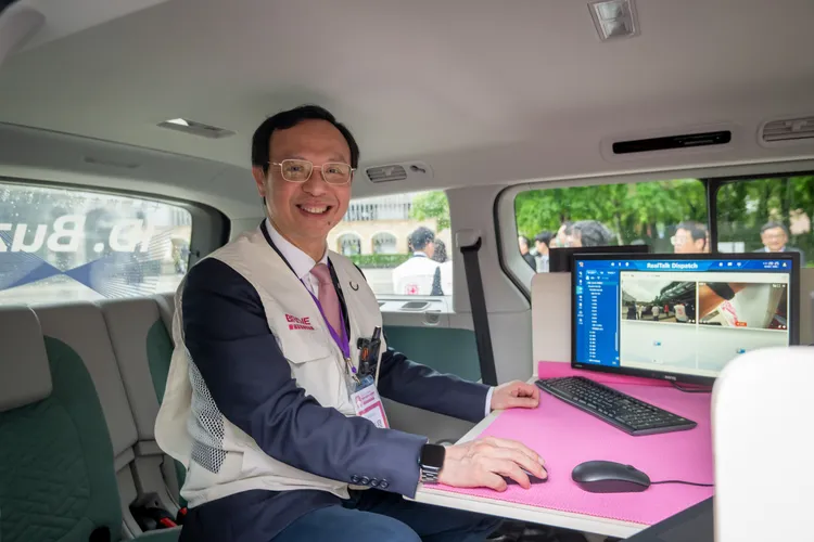 衛福部長石崇良於ID. Buzz行動指揮車內模擬操作。業者提供