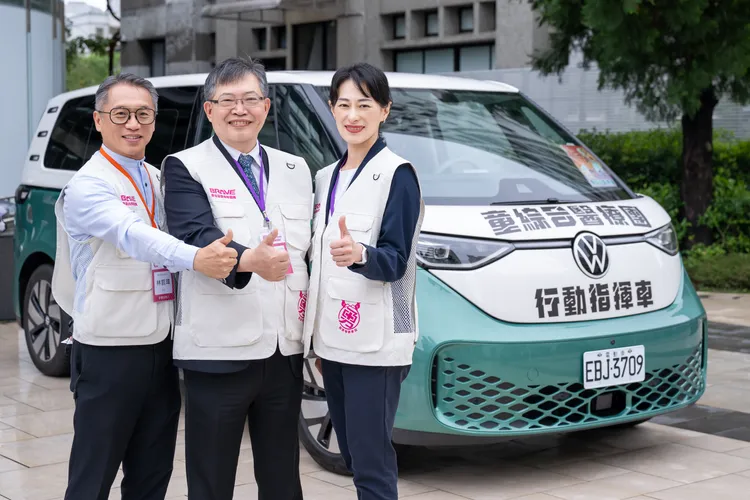 台灣福斯商旅總裁巫詩棻(右起)與童綜合醫院總院長童敏哲、台北醫學大學健康資訊科技國際研究中心副教授林哲瑋合影。業者提供