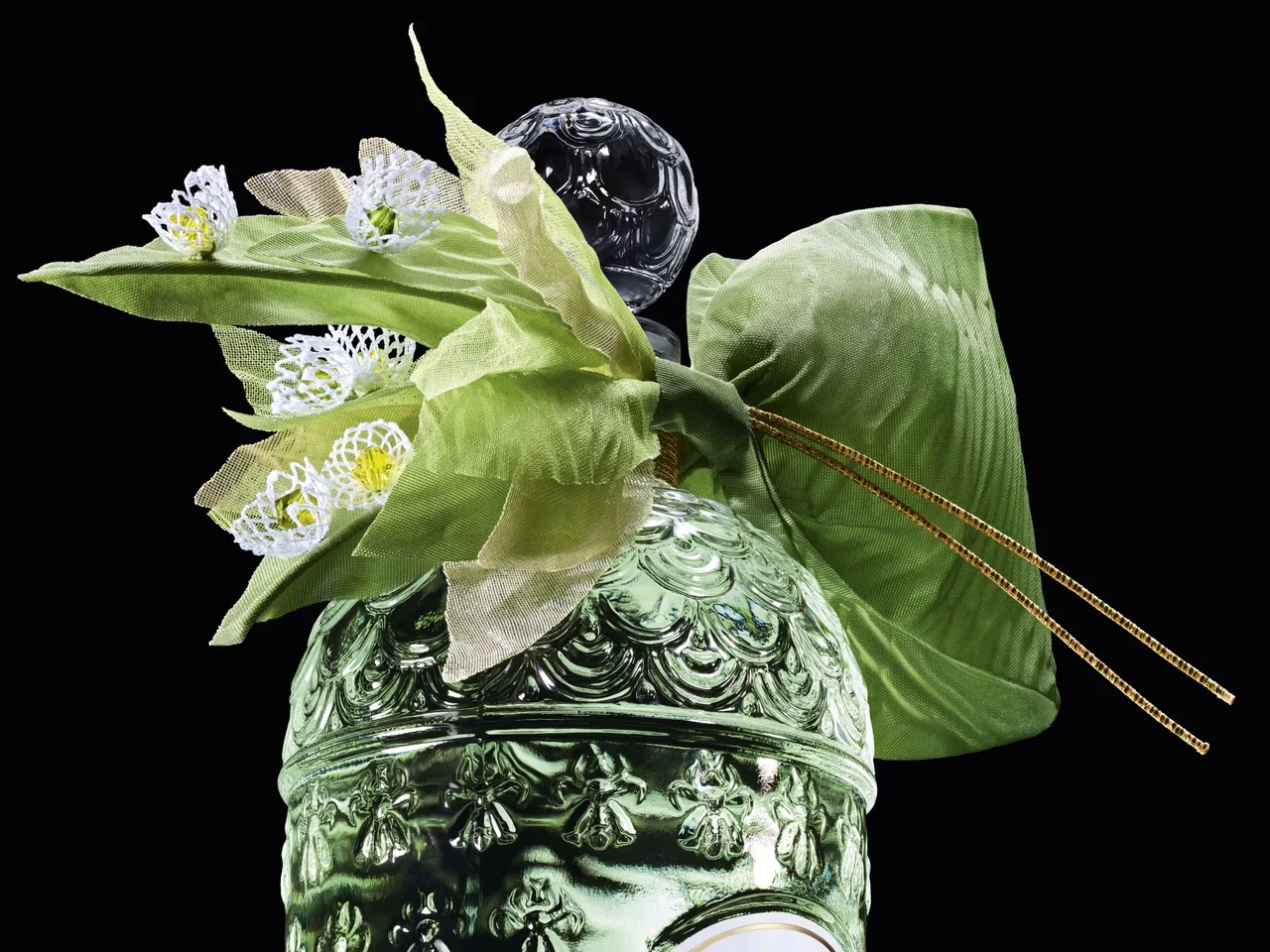 嬌蘭幸福永駐鈴蘭淡香水錦綢珍繡蜂印瓶ATELIERS VERMONT呈獻。品牌提供