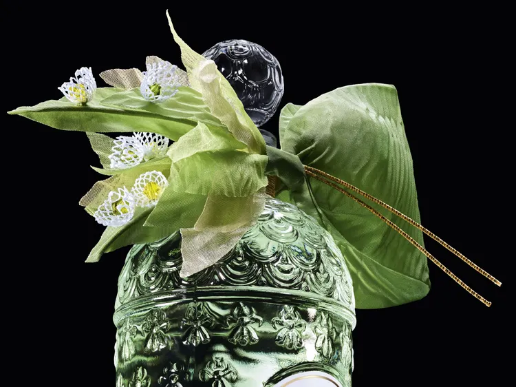 嬌蘭幸福永駐鈴蘭淡香水錦綢珍繡蜂印瓶ATELIERS VERMONT呈獻。品牌提供