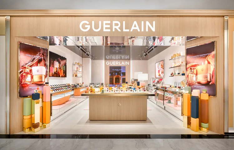 嬌蘭「藝術沙龍香氛藝廊色彩概念店」在台北微風信義登場。品牌提供