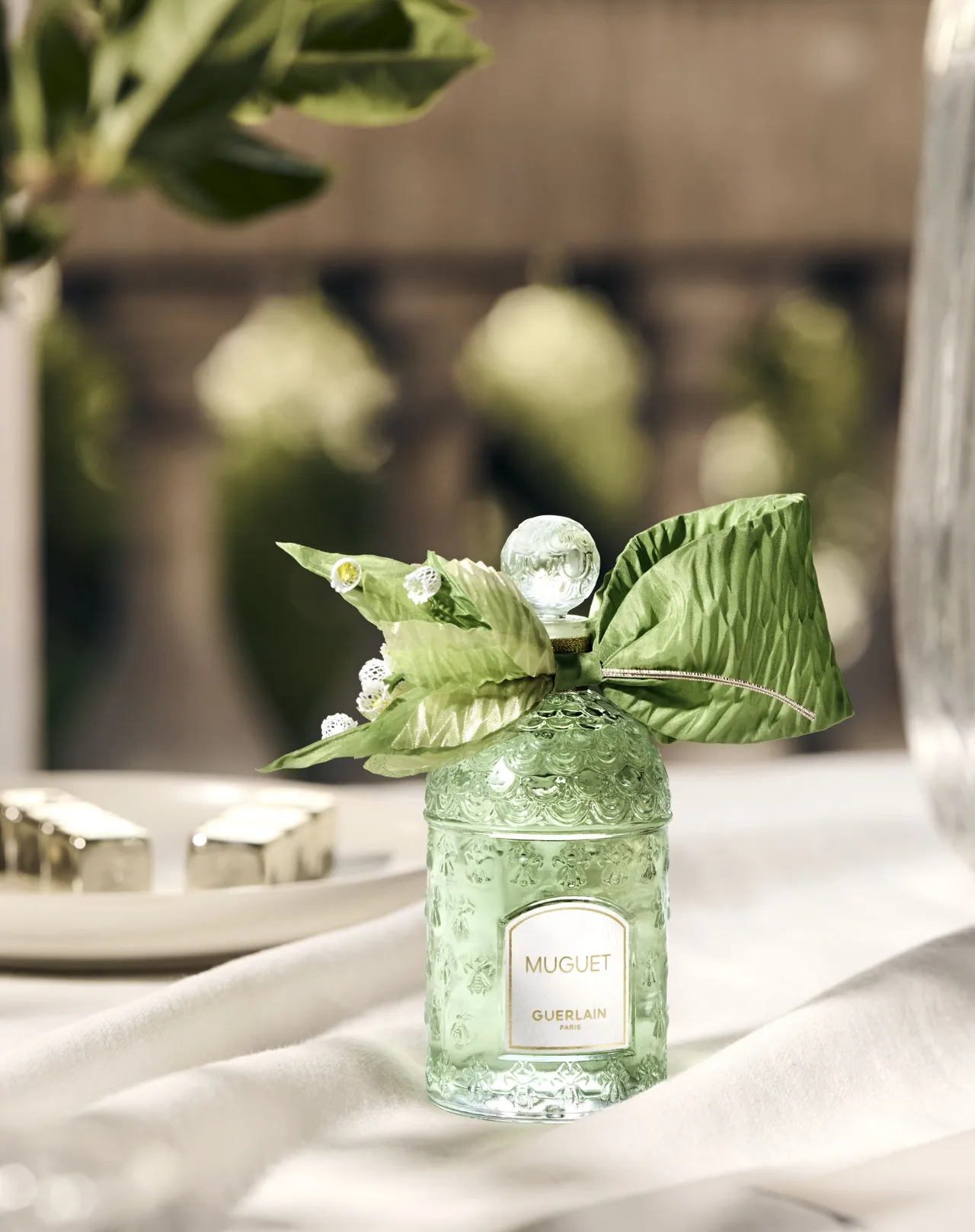 嬌蘭幸福永駐鈴蘭淡香水錦綢珍繡蜂印瓶ATELIERS VERMONT呈獻，台灣限量20瓶，125ml瓶身+30ml噴霧瓶+鍍金漏斗／2萬9500元。品牌提供