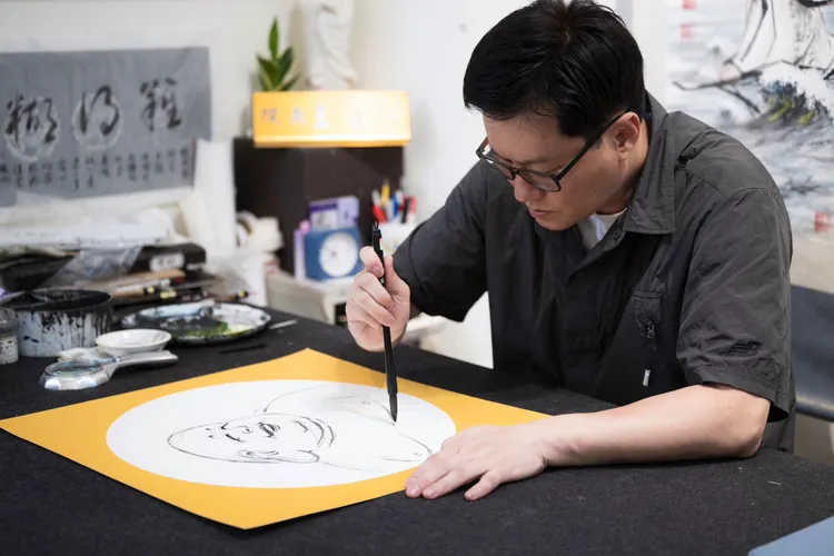 台南市政府副秘書長徐健麟閒暇之餘書法作畫，讓他鍛鍊出在工作上的專注力。中華美術家協會提供