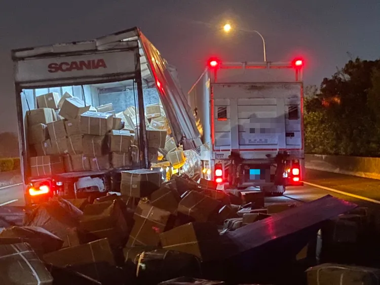 現場另外兩部大貨車遭到波及，貨物散落一地，所幸兩名駕駛並無大礙。民眾提供