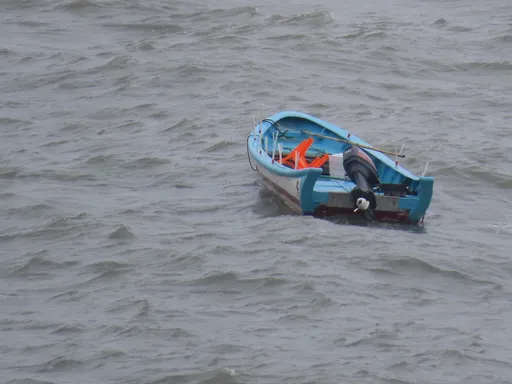 海巡偵測無人小艇漂流金門海域　對岸來的！依廢棄物清除