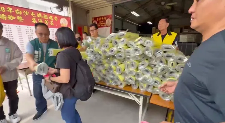 崙背鄉鄉民代表李居安與友人募資製作瑜珈墊發放，已經邁入第3年。讀者提供