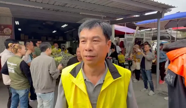 李居安說，「都是為了媽祖」，上月底兩天發放擠滿人潮。讀者提供