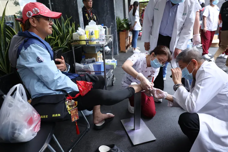 醫師為香客處置傷口。民眾提供
