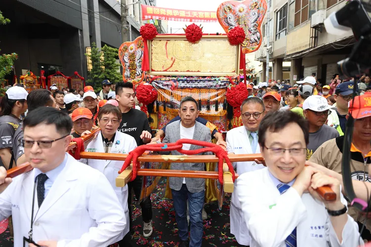 宏仁醫院董事長陳鴻銘率醫師扛轎為患者祈福。民眾提供