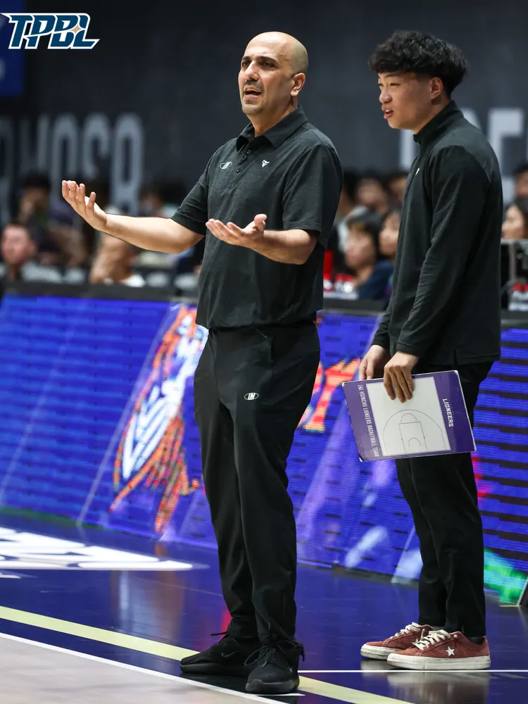 球迷衝進場飆罵輸球的攻城獅教練威森。TPBL提供