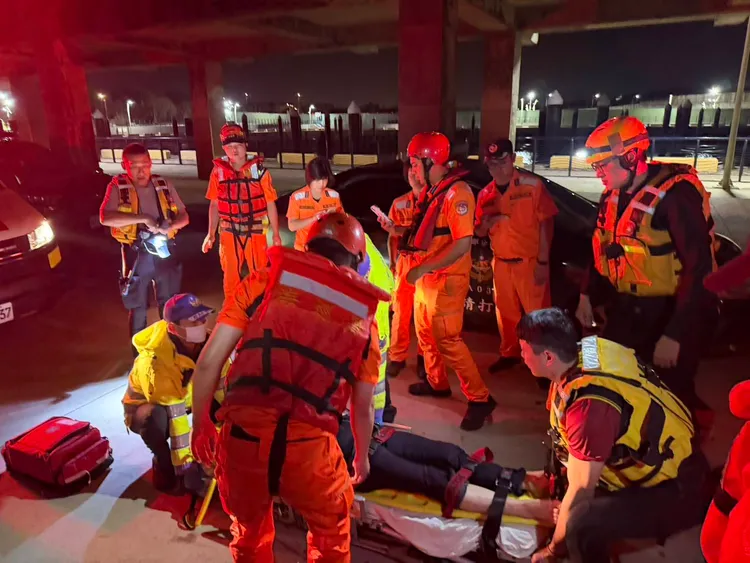 落水女子被救起後緊急送醫。翻攝畫面