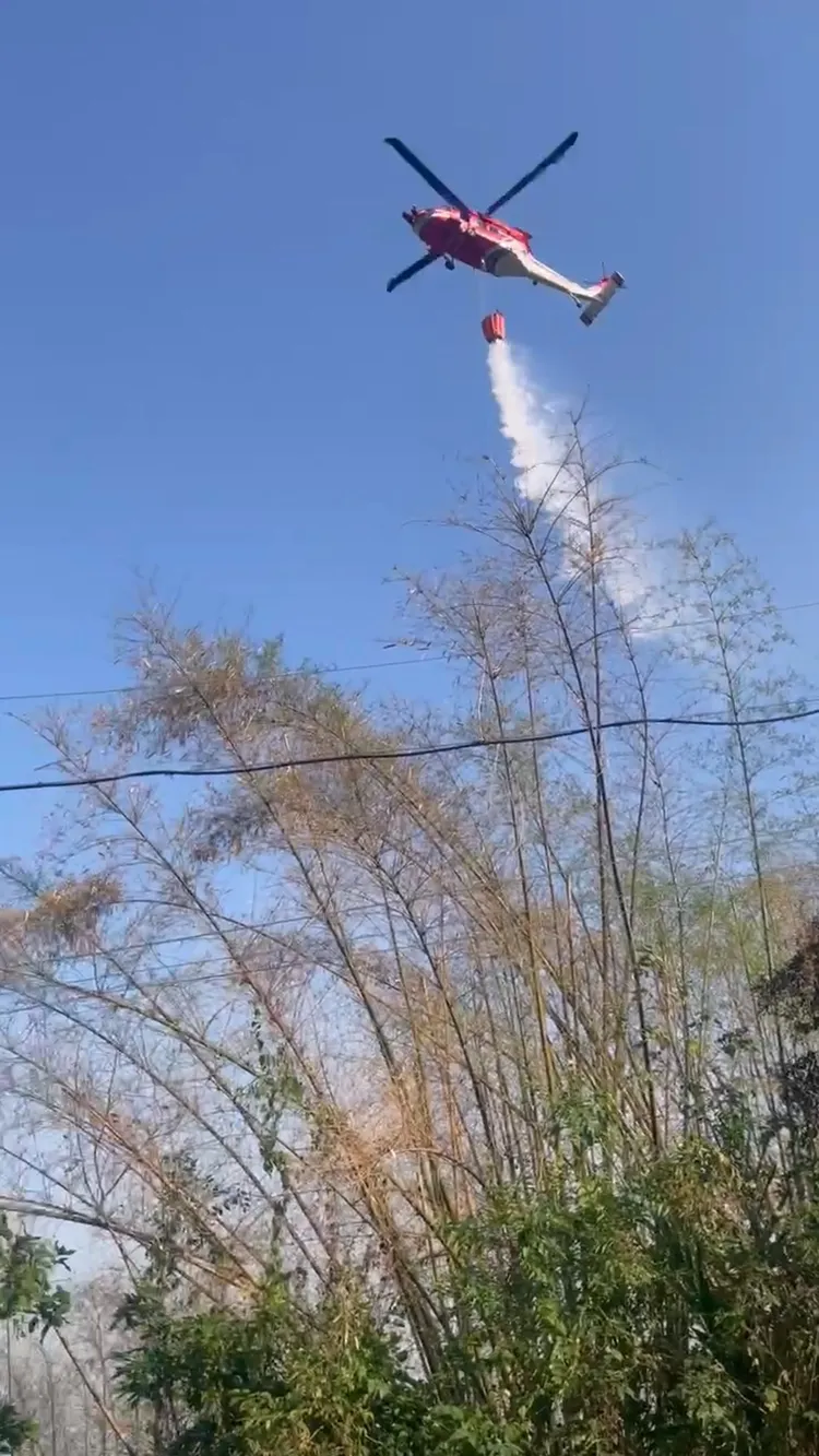 高雄內門3/31中午山林火警，4/1上午出動直升機投水。翻攝畫面