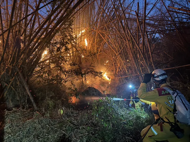 高雄內門3/31中午山林火警，4/1上午才控制火勢。翻攝畫面