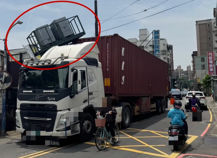 貨櫃車高度過高，將高空式變電箱撞壞，導致爆炸起火。翻攝畫面