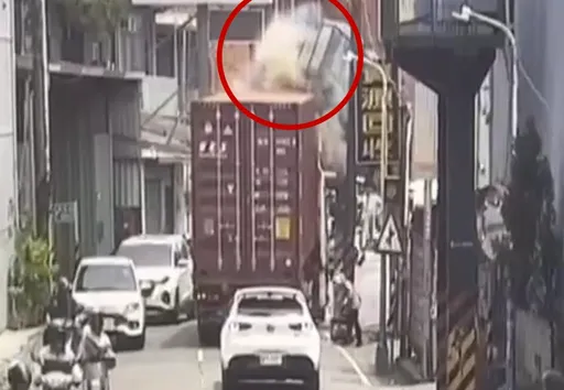 過高！新莊貨櫃車連撞路邊空中站台式變電箱　爆炸起火瞬間曝