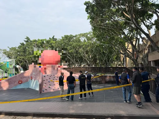 公園溜滑梯驚現多處刀傷男屍　新北警急奔現場調查
