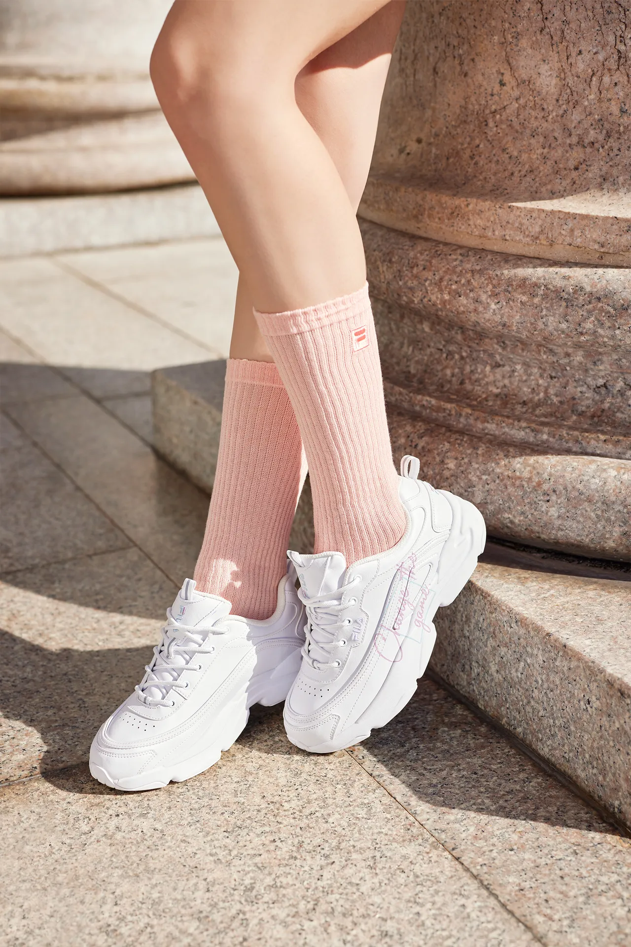 RAYTONA SCRIPT鞋款的厚底黃金比例不僅拉長腿部線條，也能帶來舒適腳感。品牌提供