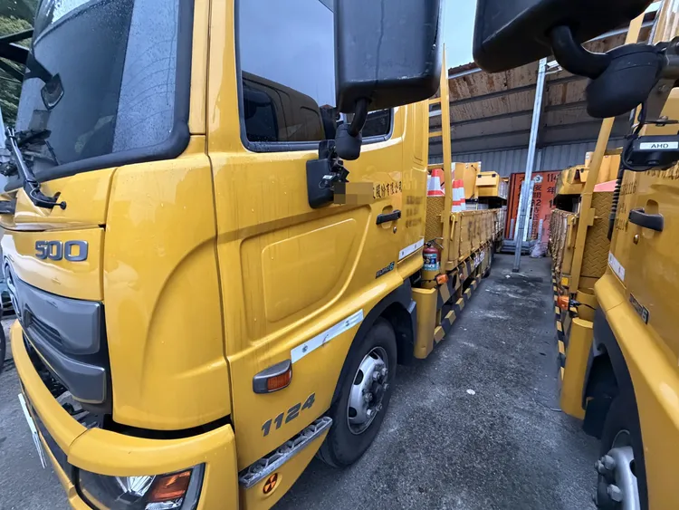 遭擦撞的工程車。翻攝畫面