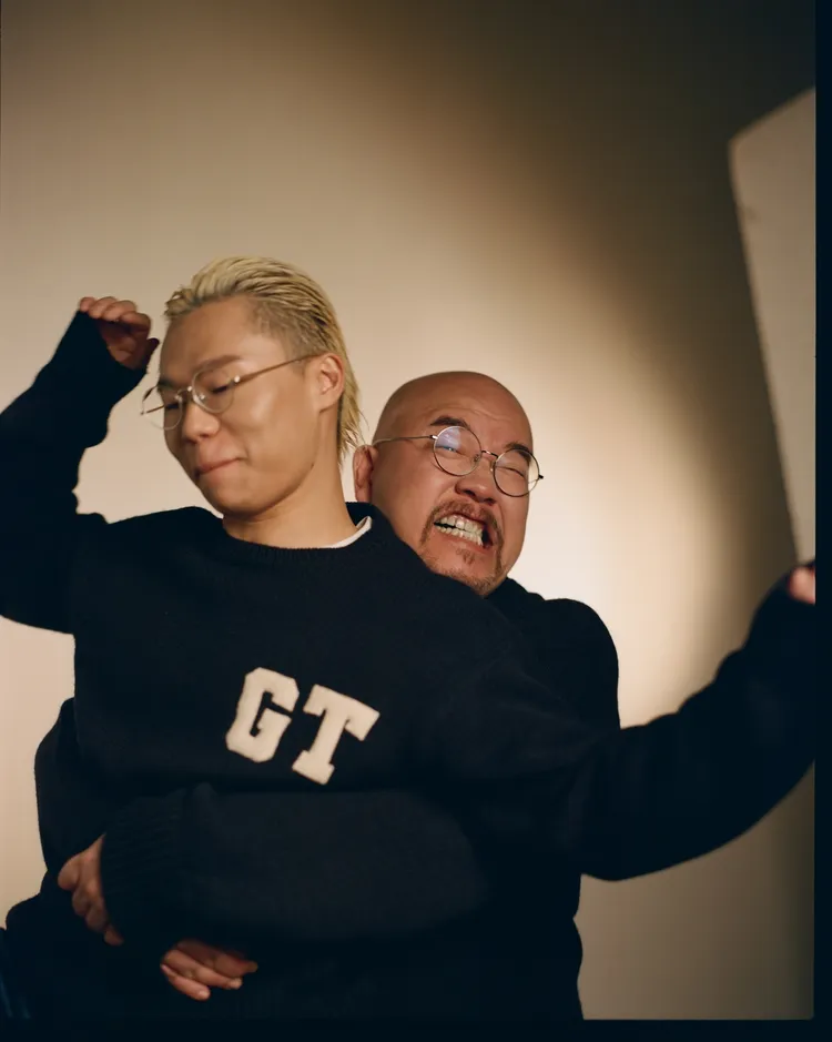 湯令山與知名創作人黃偉文開心合影。華納音樂提供