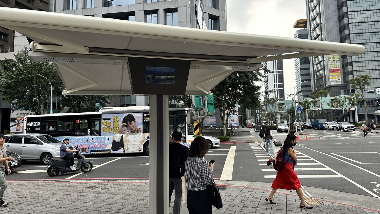 新北試辦「自動化人行道遮陽傘」 5公尺大傘自動開闔幫擋烈日