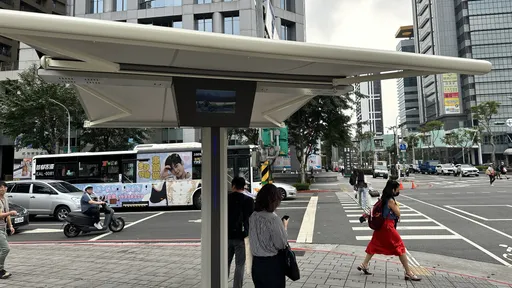 新北試辦「自動化人行道遮陽傘」　5公尺大傘自動開闔幫擋烈日