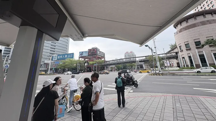 新北試辦「自動化人行道遮陽傘」。翻攝自新北市交通局網站