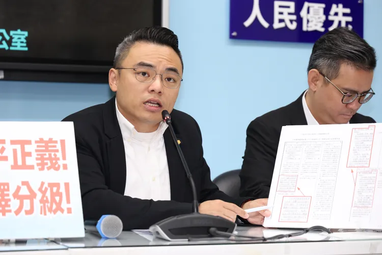 國民黨立委洪孟楷(左)呼籲「追求公平正義，拒絕實質廢死」。資照，莊宗達攝