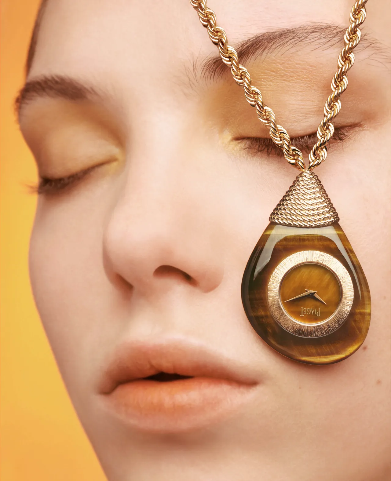 Swinging Pebbles系列18K黃金虎眼石墜錶，18K黃金（鐫刻世家經典宮廷式雕刻飾紋）錶殼，整體以虎眼石悉心打磨雕琢而成，扭鎖金質鍊條，搭載自製355P石英機芯，防水深度30米。品牌提供