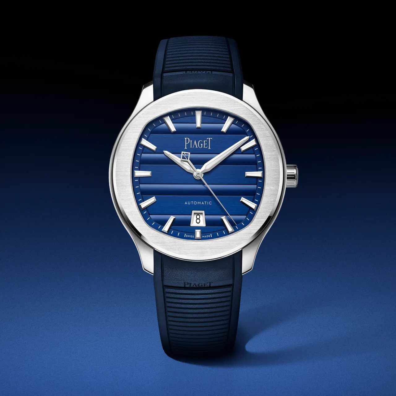 PIAGET Polo Signature系列42毫米伯爵藍日期顯示自動上鍊腕錶，42mm，精鋼錶殼，伯爵藍經典Gadroons橫向圓模條紋面盤，快拆式精鋼鍊帶（附快拆式伯爵藍橡膠錶帶和精鋼錶扣），自製1110P自動上鍊機械機芯，動力儲存50小時，防水深度100米。品牌提供