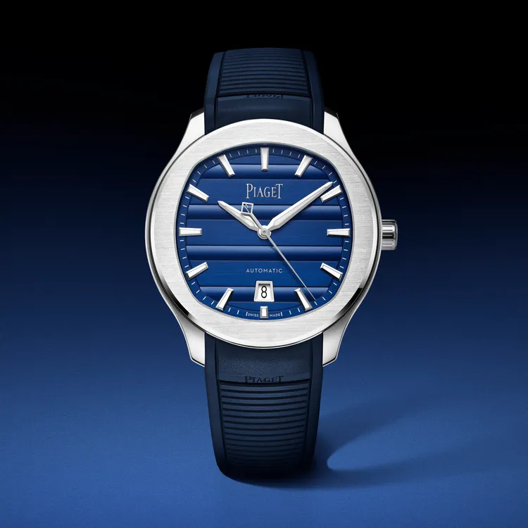PIAGET Polo Signature系列42毫米伯爵藍日期顯示自動上鍊腕錶，42mm，精鋼錶殼，伯爵藍經典Gadroons橫向圓模條紋面盤，快拆式精鋼鍊帶（附快拆式伯爵藍橡膠錶帶和精鋼錶扣），自製1110P自動上鍊機械機芯，動力儲存50小時，防水深度100米。品牌提供