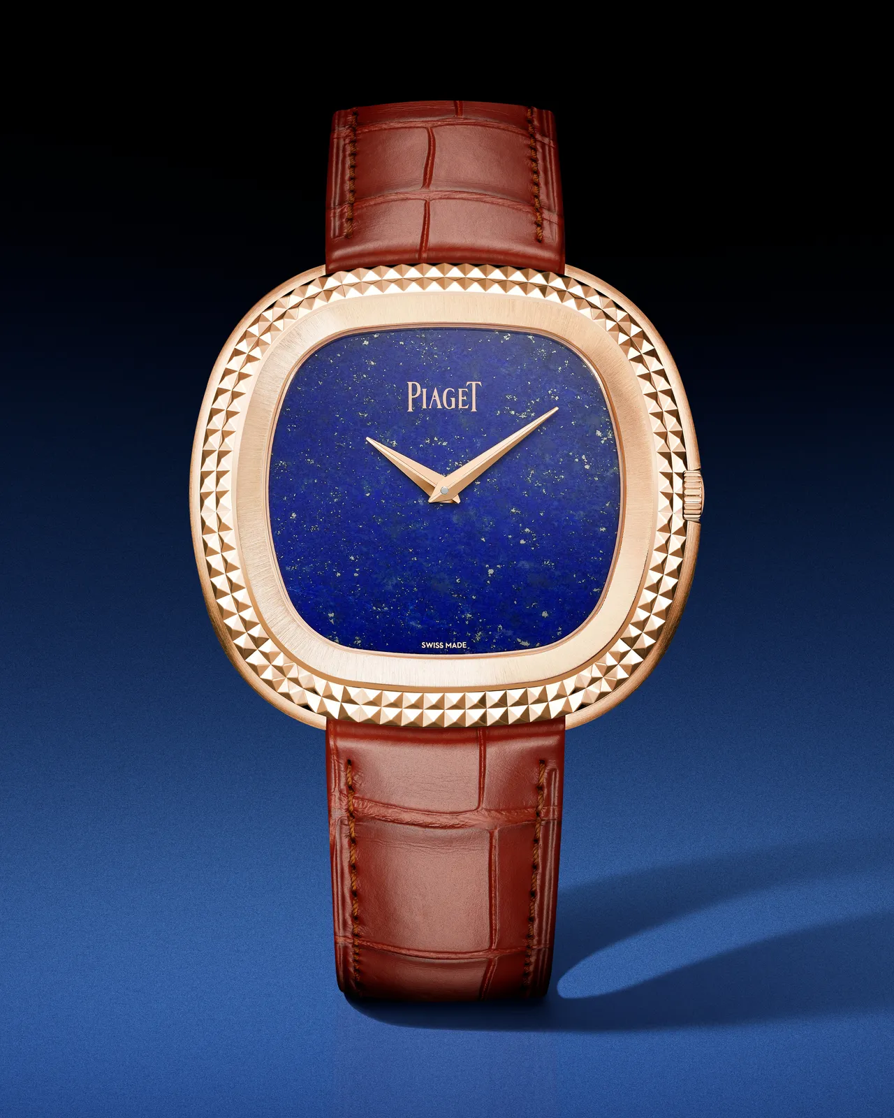 伯爵Andy Warhol系列18K玫瑰金青金石面盤自動上鍊腕錶，45mm，18K玫瑰金（飾以巴黎釘紋）錶殼，青金石錶盤，磚紅色鱷魚皮錶帶，世家自製501P1自動上鍊機芯，動力儲存40小時，防水深度30米。品牌提供