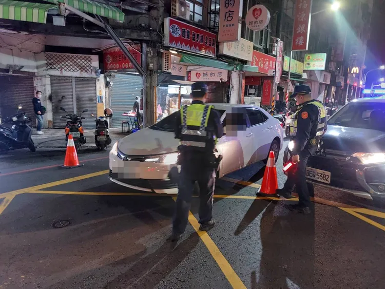 警方取締酒駕路檢。桃園警分局提供