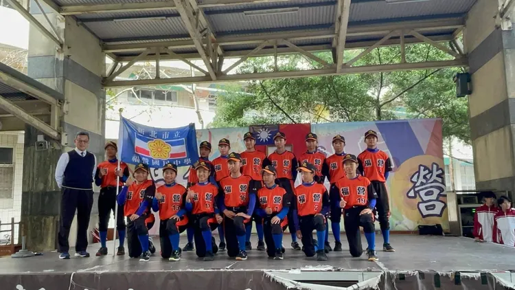 福營國中女壘隊即使今年面臨九年級主力僅4人的困境，球員們從低潮中奮起，最終以團結與拚勁完成逆襲。體育局提供