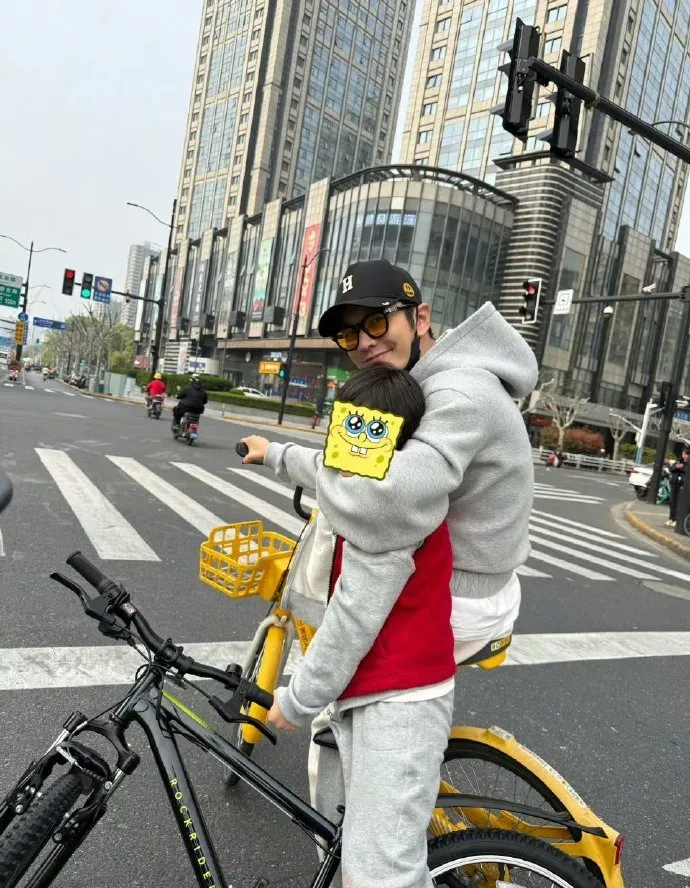 黃曉明很疼愛兒子小海綿。翻攝黃曉明微博