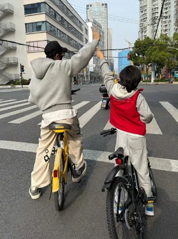 黃曉明9歲兒子騎車違法了。翻攝黃曉明微博