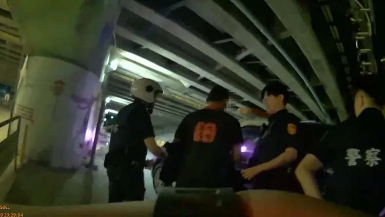 嫌犯遭警方逮捕帶回。翻攝畫面