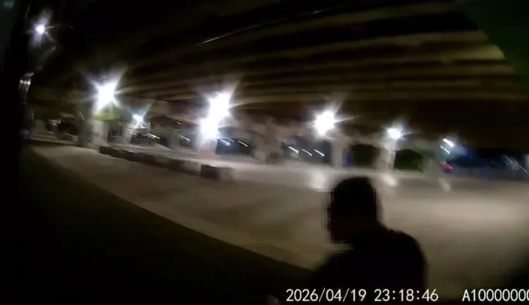 警方在百齡橋下找到嫌犯。翻攝畫面