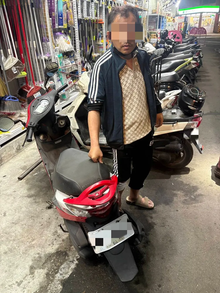 警方逮捕偷車賊。中警分局提供