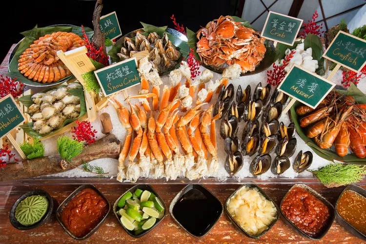 「文華Café」推出母親節限定全自助午間饗宴，可無限暢享澎湃海鮮吧、現切爐烤肋眼牛排、豐美可口的寰宇料理、繽紛豐盛的沙拉吧以及主題甜點吧。台北文華東方酒店提供