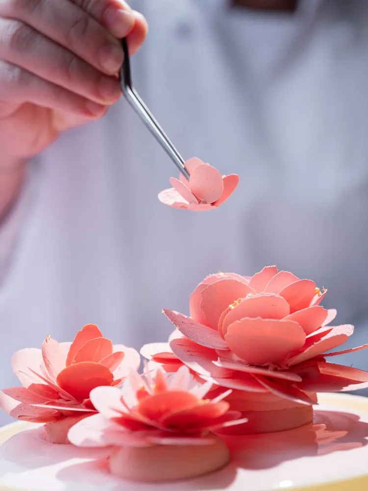 台北文華東方酒店「文華餅房」，由行政西點主廚胡利雲精心設計的母親節限定蛋糕「絲韻花園」，飾以手工巧緻的花漾巧克力，嬌嫩花瓣亦如為母親精心準備的華麗禮物。台北文華東方酒店提供