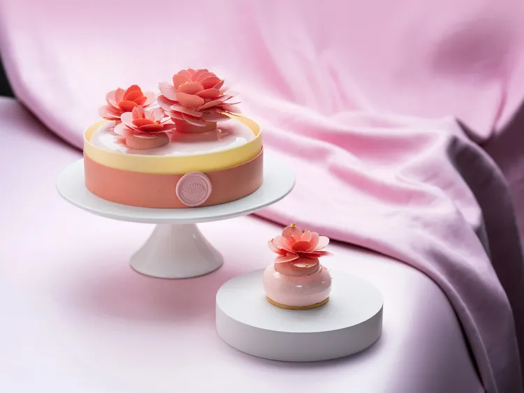 台北文華東方酒店行政西點主廚胡利雲精心設計的母親節限定蛋糕「絲韻花園」，以春日芬芳的意境演繹細膩華美的味蕾體驗。台北文華東方酒店提供