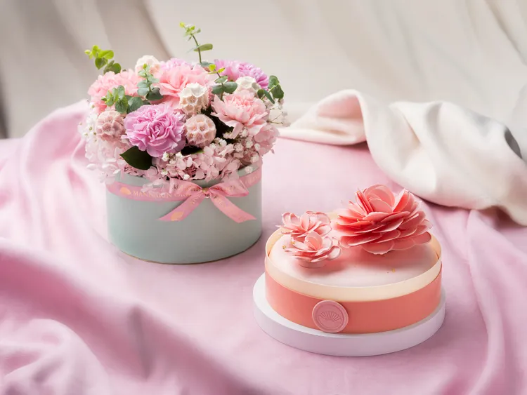 台北文華東方酒店行政西點主廚胡利雲精心設計的母親節限定蛋糕「絲韻花園」，亦可搭配康乃馨花禮「花語獻禮」。台北文華東方酒店提供